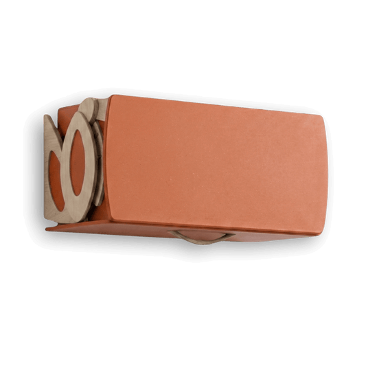 Levitate Signature absenkbarer Wandschrank in orangefarbenem Valchromat® – Frontansicht mit abgesenkter Tür