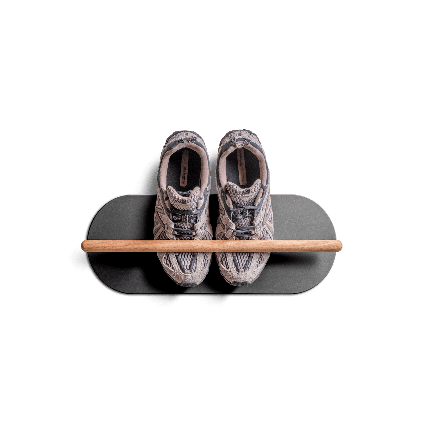 Et minimalistisk, pladsbesparende skohylde, der er monteret på væggen og har plads til et par sneakers.