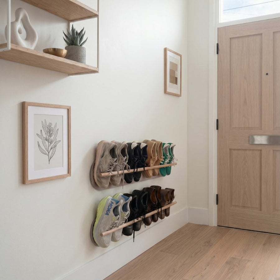 Deux range-chaussures muraux Grounded vert kaki dans une entrée minimaliste à Copenhague