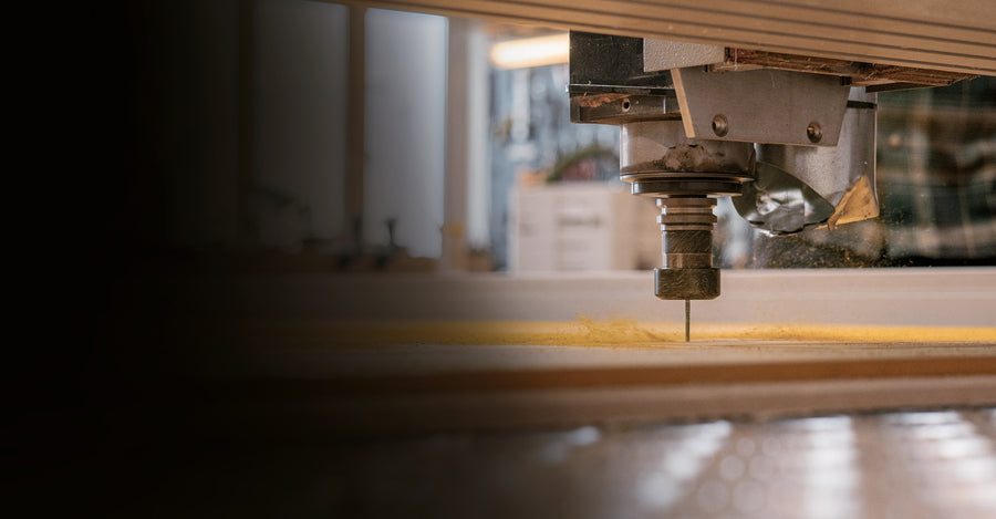 CNC-machine freest een stuk hout in de microfabriek in Kopenhagen