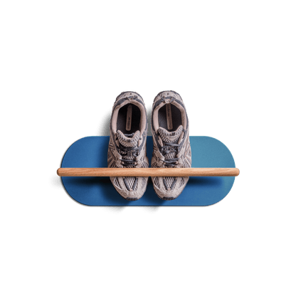 Scarpiera salvaspazio minimalista blu con asta in legno e un paio di sneaker