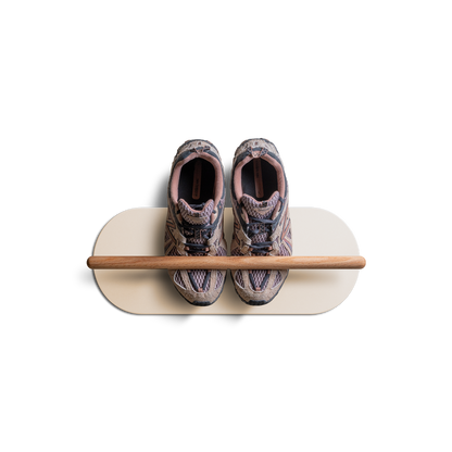 Scarpiera sospesa a muro Grounded in bianco perla, con asta in rovere massello e protezione da parete in Valchromat®, con un paio di sneaker