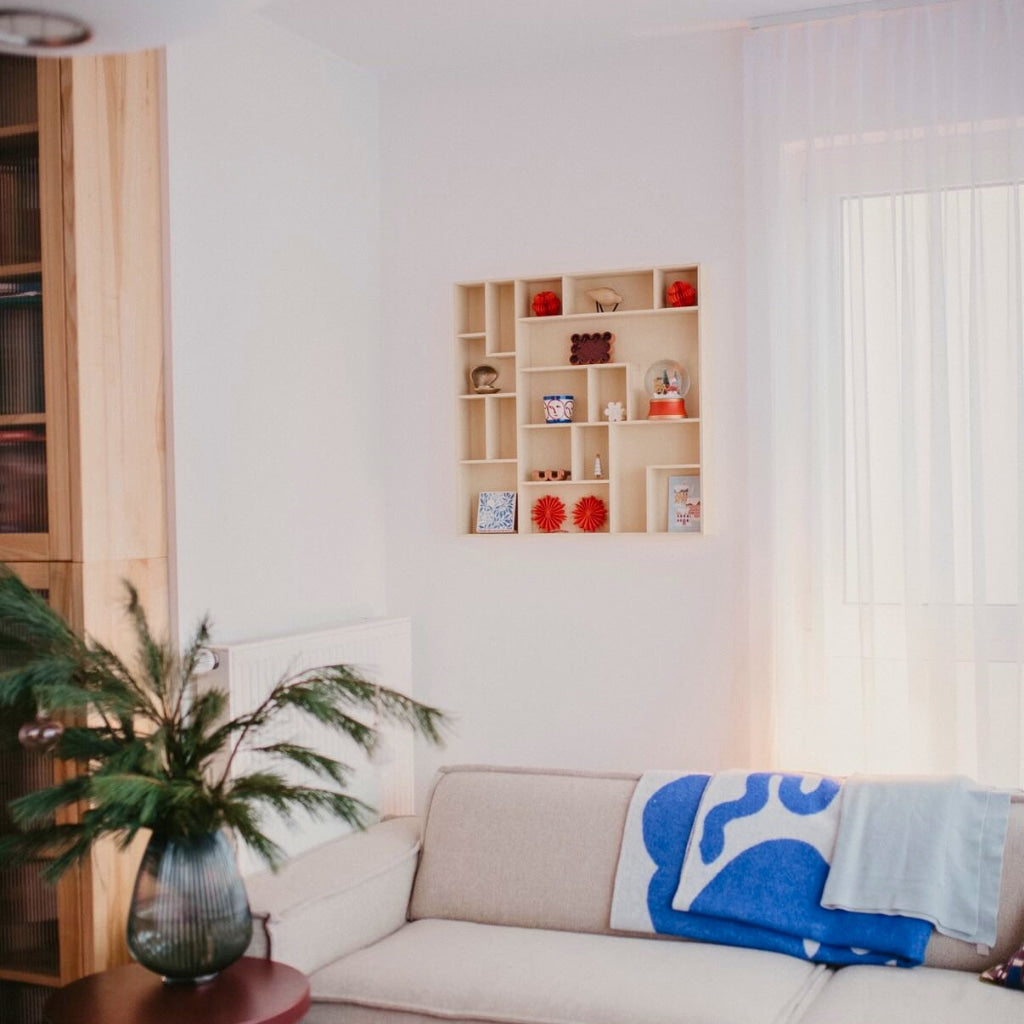 NicNac sættekasse i gul Valchromat® set forfra, asymmetriske rum med keramik